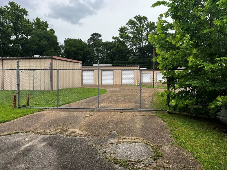 1015 E Denman Ave, Lufkin, TX à vendre - Photo principale - Image 1 de 1