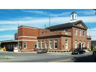 39 Court St, Houlton, ME à vendre - Photo principale - Image 1 de 1