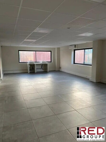 Flex in Aubagne for lease - Interior Photo - Image 1 of 5