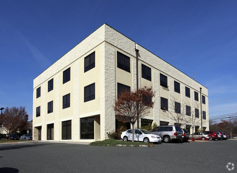 670-698 Berkmar Cir, Charlottesville, VA for lease - Primary Photo - Image 1 of 8