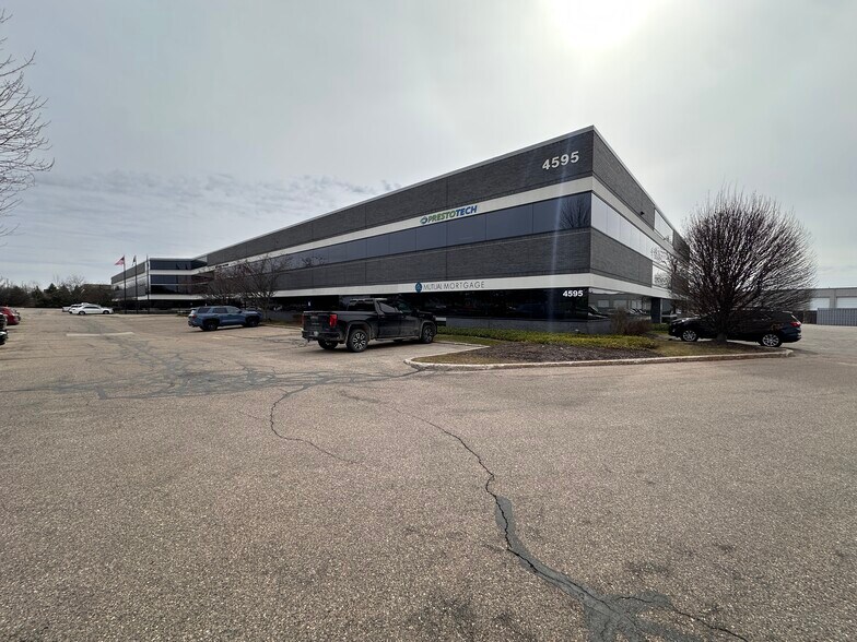 4595 Broadmoor Ave SE, Grand Rapids, MI à louer - Photo du bâtiment - Image 3 de 37