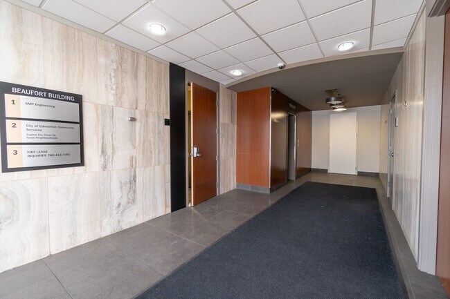 Plus de détails pour 10835 120th St NW, Edmonton, AB - Bureau à louer