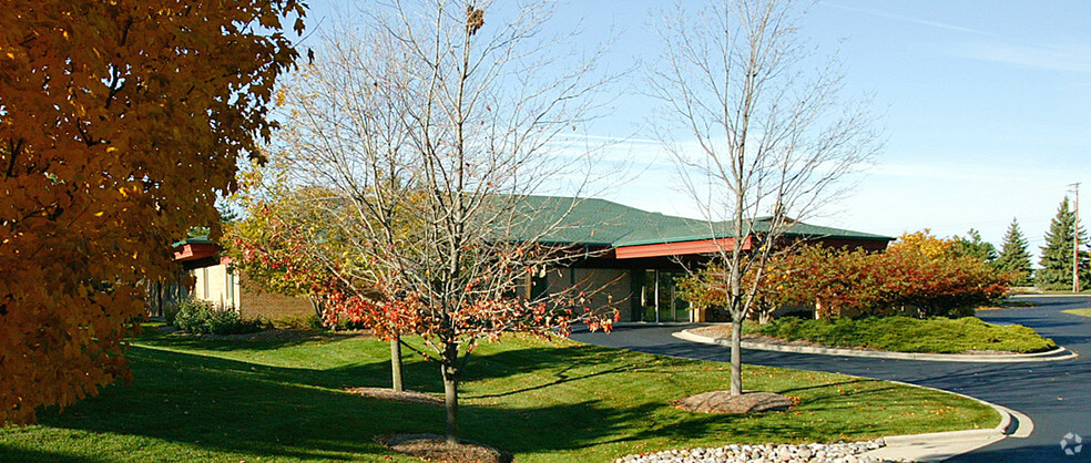 7007 N Range Line Rd, Milwaukee, WI à vendre - Photo du bâtiment - Image 2 de 9