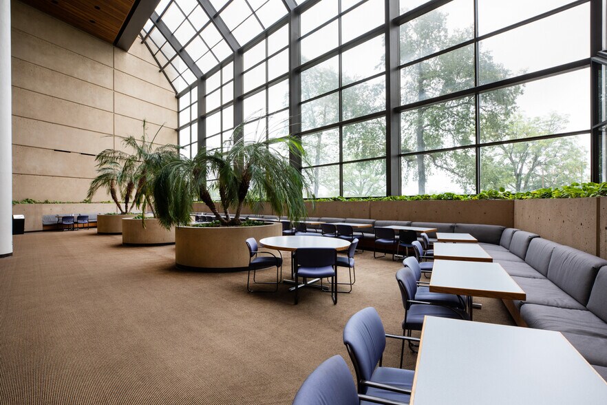 9111 E Douglas Ave, Wichita, KS à louer - Photo du bâtiment - Image 2 de 6