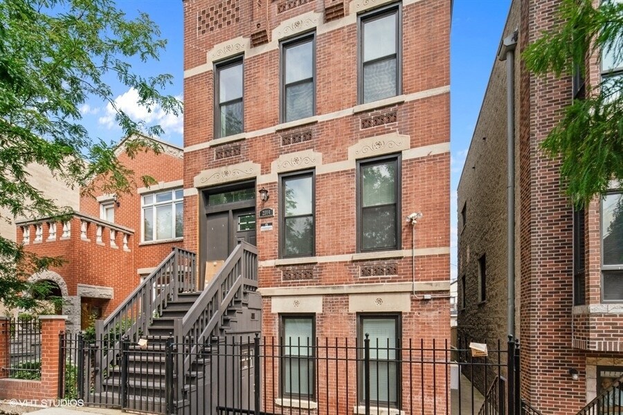 2014 W McLean Ave, Chicago, IL à vendre Photo du bâtiment- Image 1 de 17