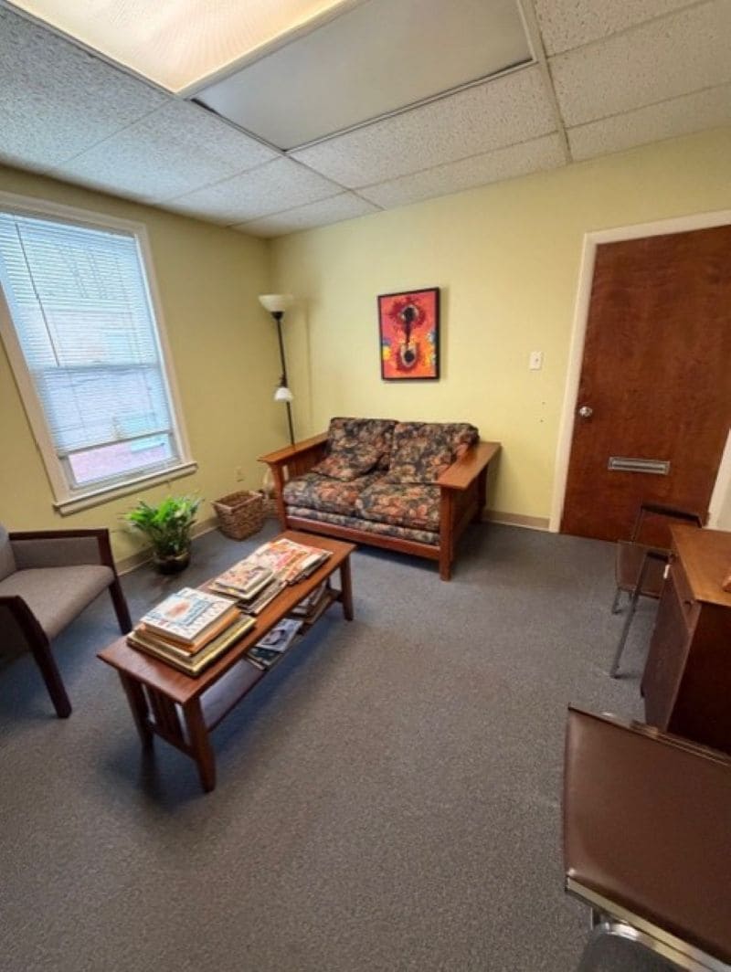 17 Oakwood Ave, West Hartford, CT for lease Interior Photo- Image 1 of 5