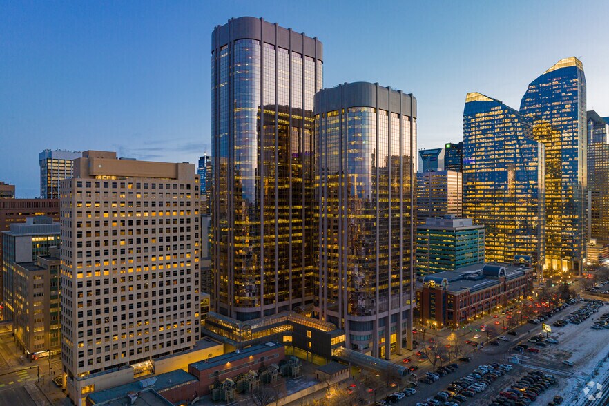 707 8 Av SW, Calgary, AB à louer - Photo du bâtiment - Image 2 de 11