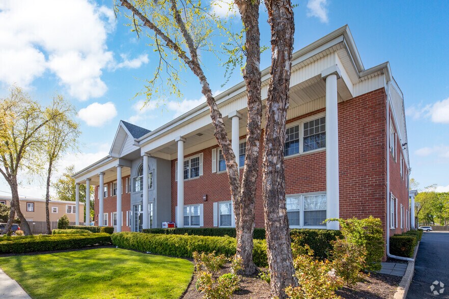 475 E Main St, Patchogue, NY à vendre - Photo du bâtiment - Image 2 de 20