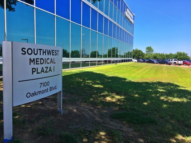 7100 Oakmont Blvd, Fort Worth, TX à louer - Photo du bâtiment - Image 2 de 3