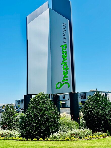 2401 NW 23rd St, Oklahoma City, OK à louer - Photo du bâtiment - Image 2 de 18