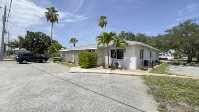 105 S Riverside Dr, Indialantic, FL à vendre Photo du bâtiment- Image 1 de 1