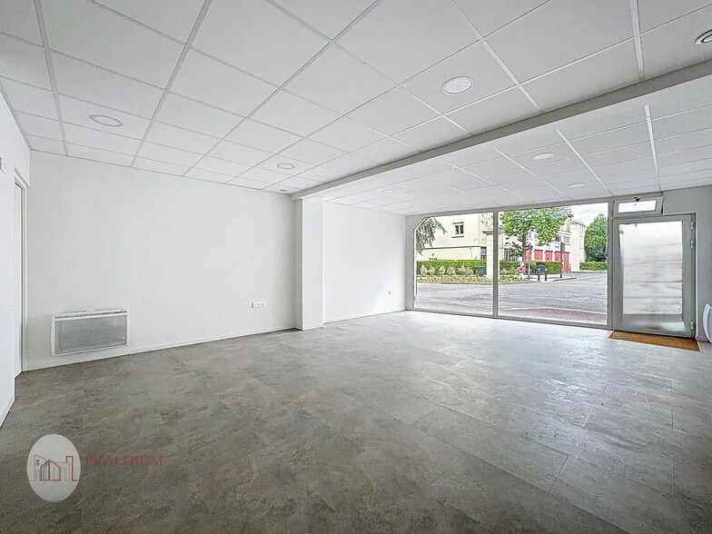 Multifamily in Suresnes for sale - Interior Photo - Image 2 of 5