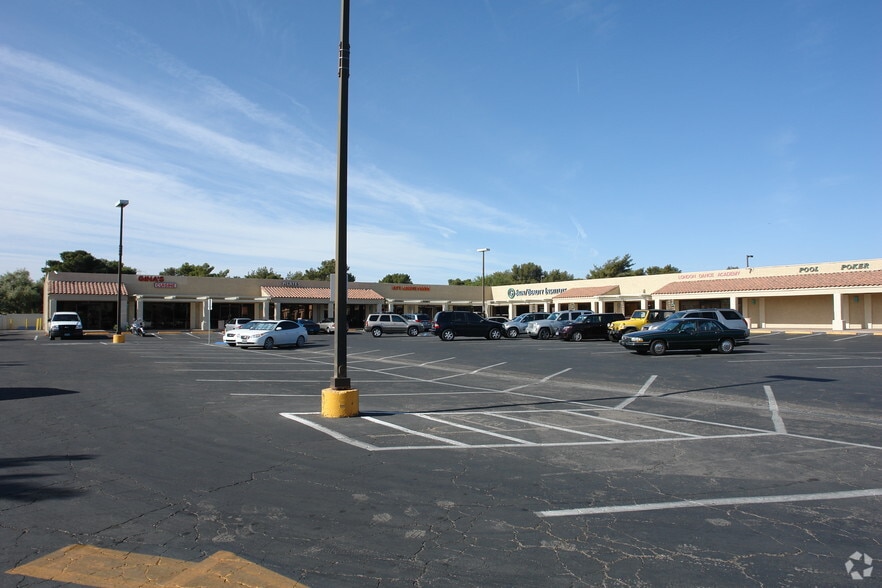 2585 E Flamingo Rd, Las Vegas, NV à louer - Photo du bâtiment - Image 3 de 3