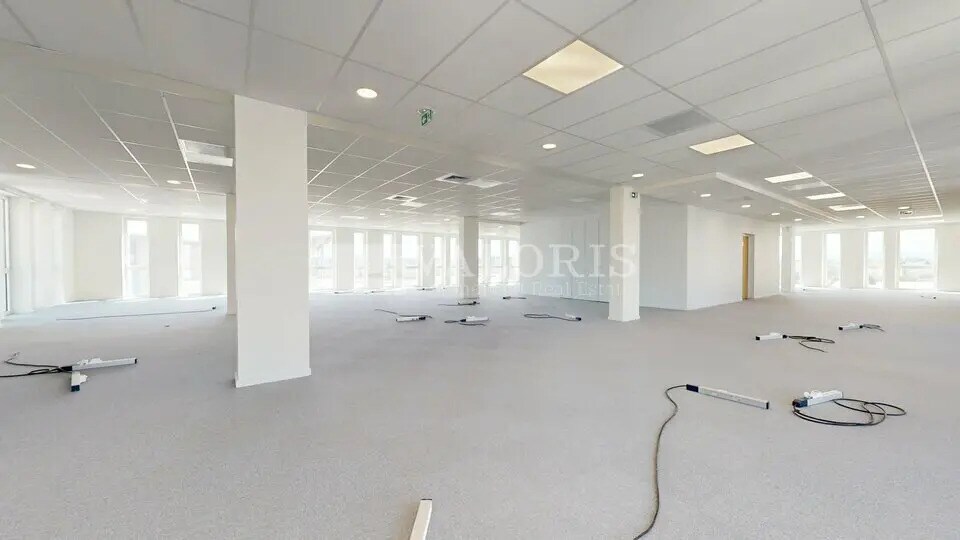 8 A Avenue Simone Veil, Décines-Charpieu à louer - Photo du bâtiment - Image 3 de 14