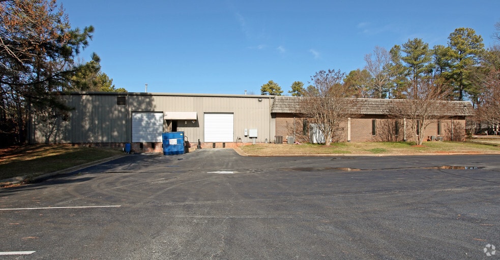 5908 Triangle Dr, Raleigh, NC à louer - Photo du bâtiment - Image 3 de 4