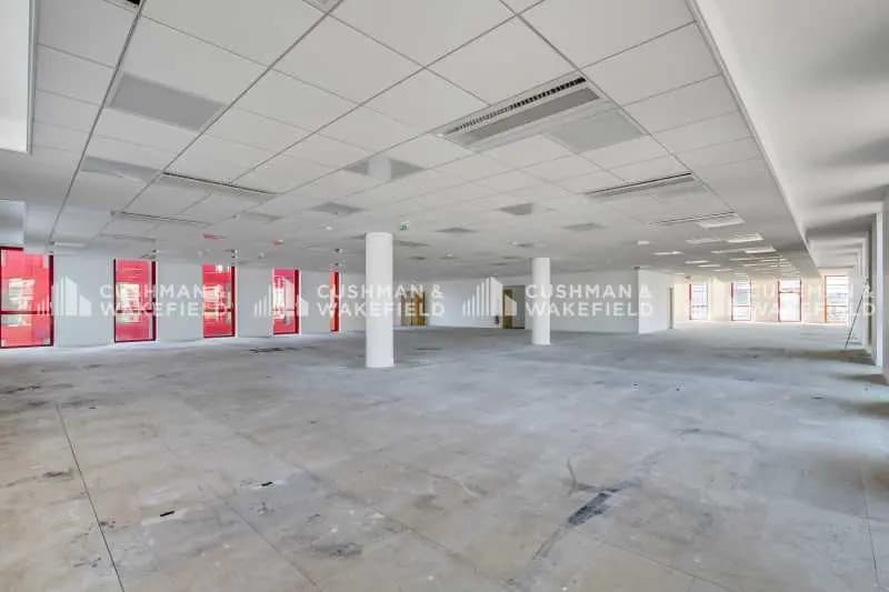 19 Rue Stephenson, Montigny-le-Bretonneux for lease - Interior Photo - Image 3 of 20