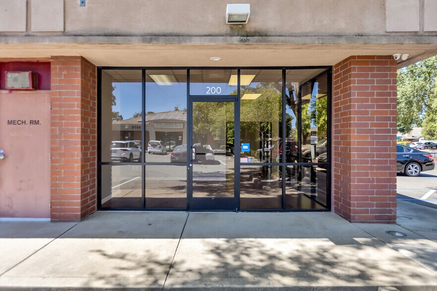 9571 Laguna Springs Dr, Elk Grove, CA à louer - Photo du bâtiment - Image 3 de 16