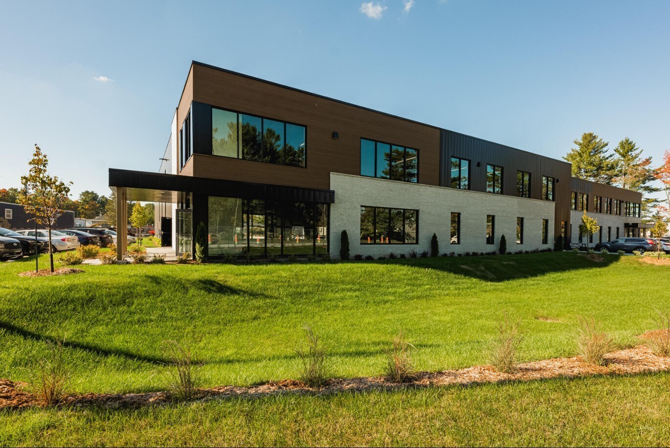 935 Rue Armand-Bombardier, Terrebonne, QC for lease Primary Photo- Image 1 of 2