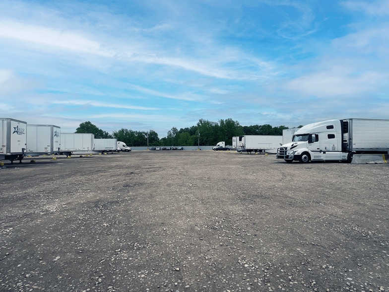 3130 Valleyview Dr, Columbus, OH à louer - Photo du bâtiment - Image 2 de 7