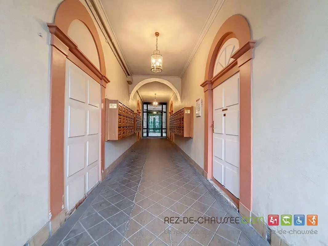 Commerce de détail dans Lyon à vendre Hall d’entrée- Image 1 de 4