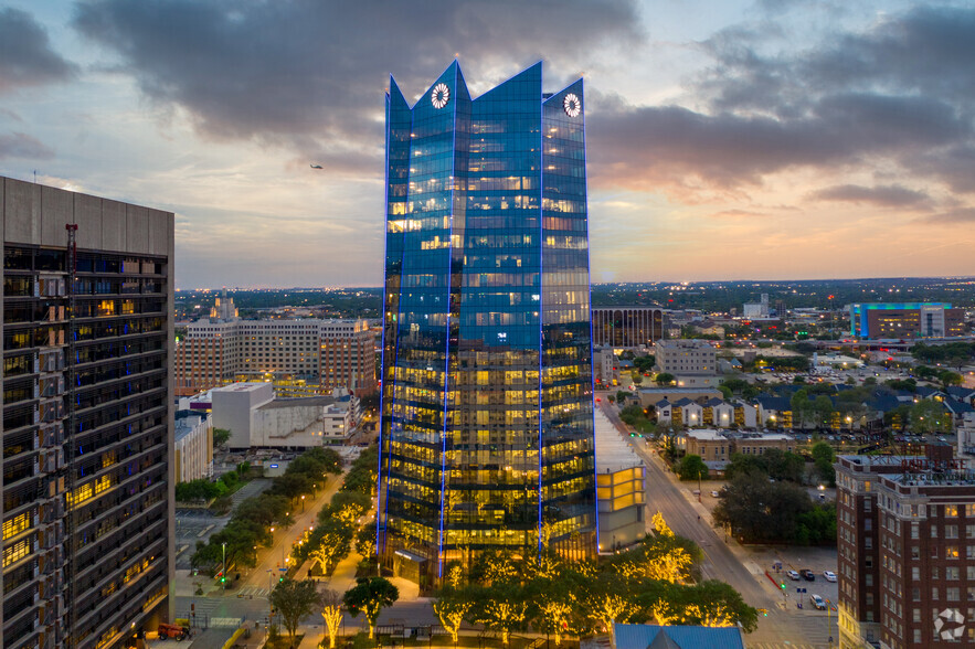 111 W Houston St, San Antonio, TX à louer - Photo du bâtiment - Image 1 de 14