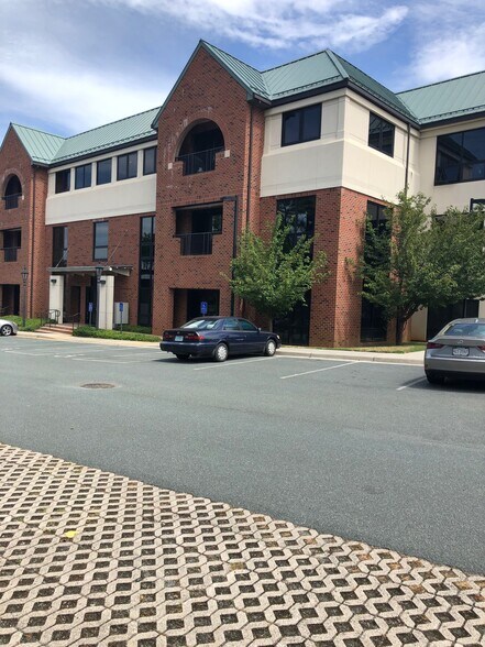 941 Glenwood Station Ln, Charlottesville, VA à louer - Photo du bâtiment - Image 2 de 2