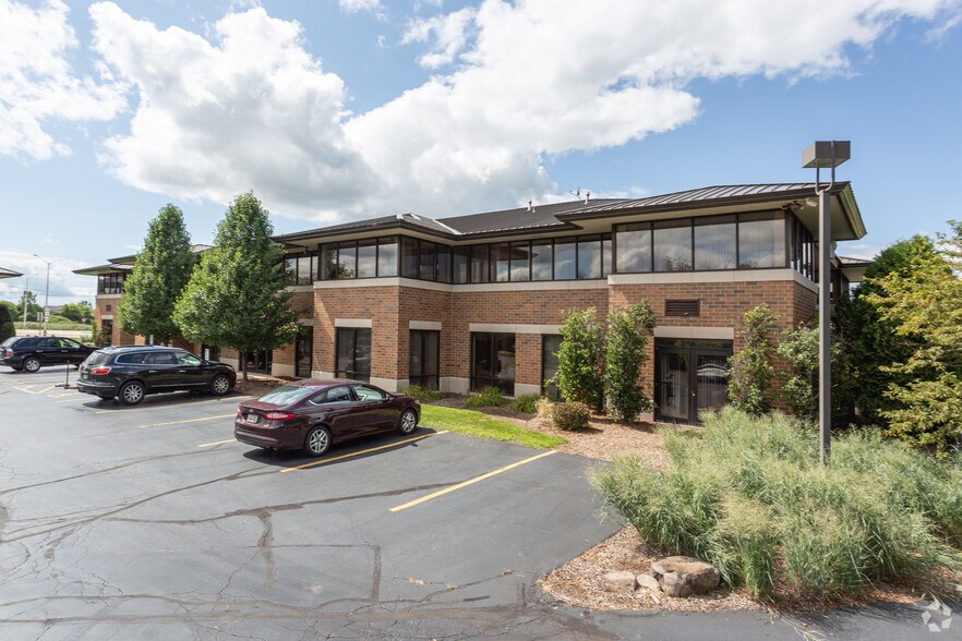 West Wind Office Center portfolio of 3 properties for sale on LoopNet.ca - Primary Photo - Image 2 of 9