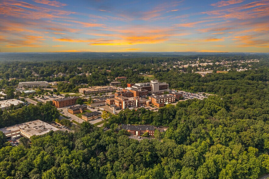 21 Industrial Blvd, Paoli, PA à louer - Photo du bâtiment - Image 3 de 22
