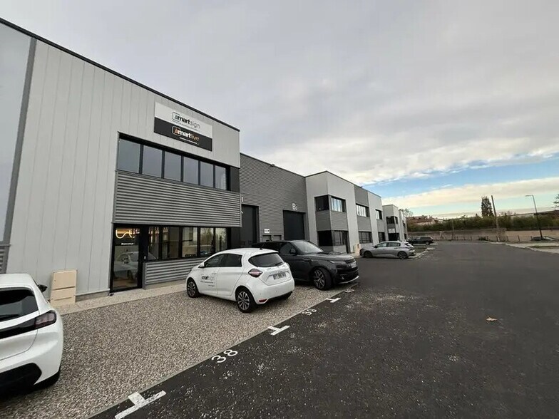 Flex in OULLINS-PIERRE-BÉNITE for lease - Building Photo - Image 3 of 17