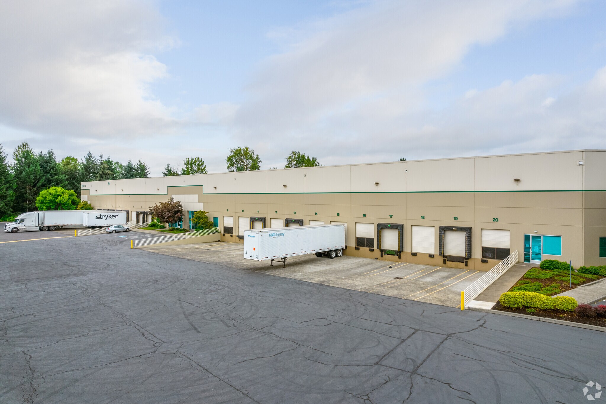 5349-5401 NE 152nd Pl, Portland, OR for lease Primary Photo- Image 1 of 6