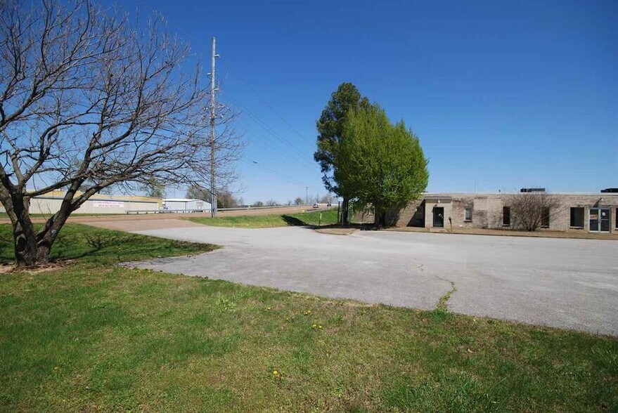 12 Conalco Dr, Jackson, TN à louer - Photo du bâtiment - Image 2 de 7