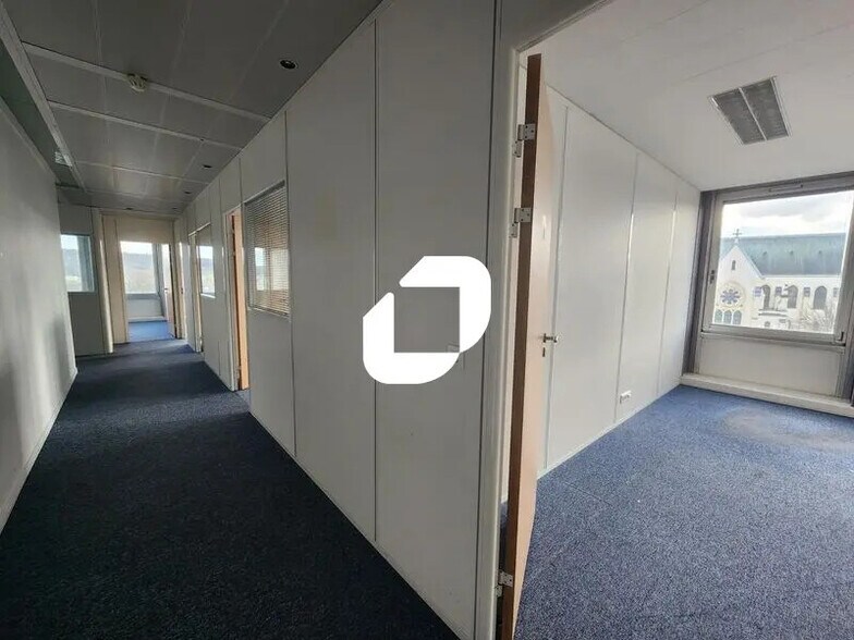 2 Esplanade Du Grand Siecle, Versailles for lease - Interior Photo - Image 2 of 9