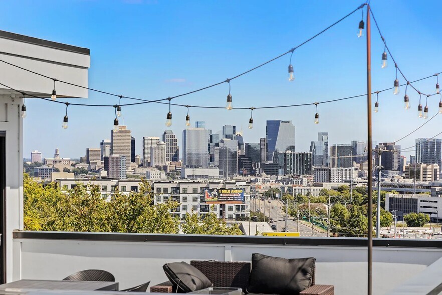 3216 Charlotte Rd, Nashville, TN à louer - Photo du bâtiment - Image 3 de 36