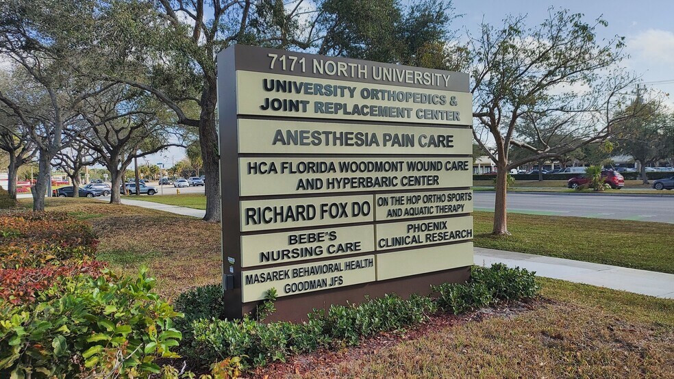 7171 N University Dr, Tamarac, FL à vendre - Photo du bâtiment - Image 2 de 34