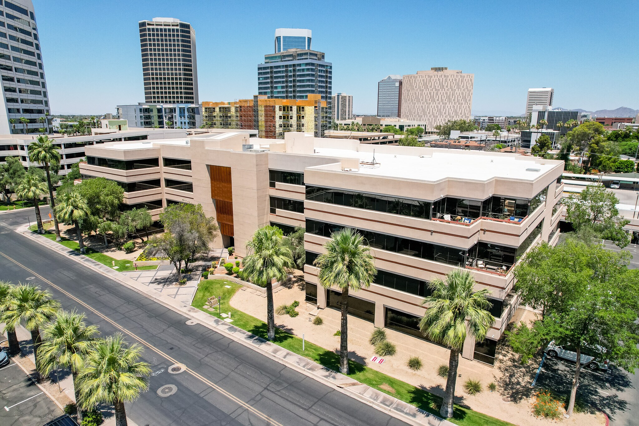 202 E Earll Dr, Phoenix, AZ à louer Photo du bâtiment- Image 1 de 2