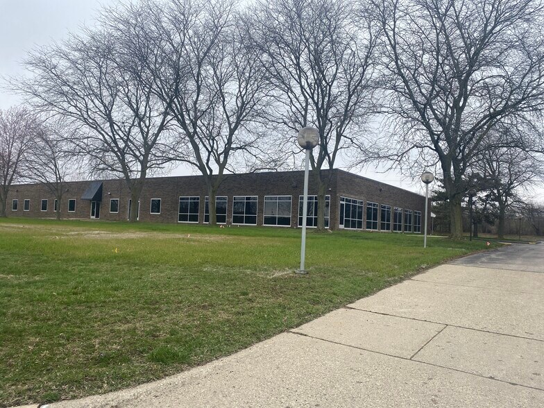3909 Research Park Dr, Ann Arbor, MI à louer - Photo du bâtiment - Image 3 de 41