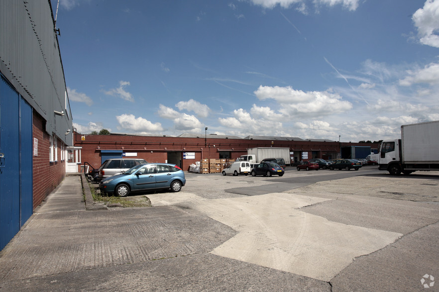 Fieldhouse Rd, Rochdale à louer - Photo du bâtiment - Image 2 de 5