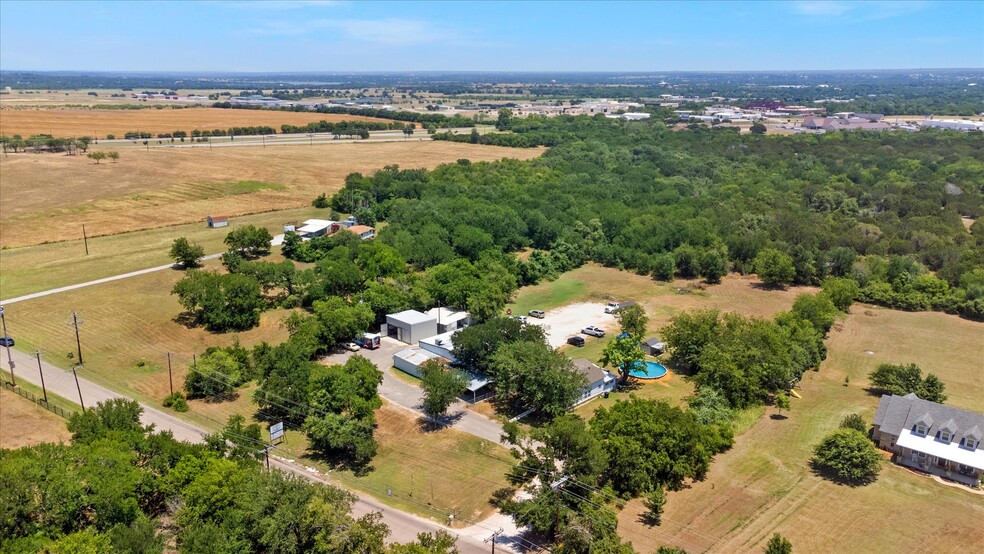 725 Holmes Dr, Granbury, TX à vendre - Photo principale - Image 1 de 54