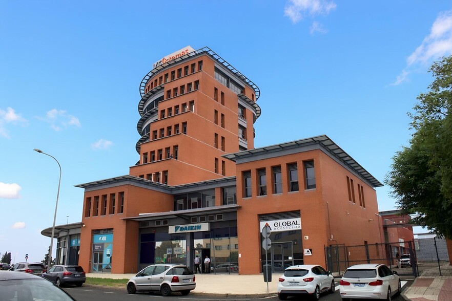 Calle Luis Fuentes Bejarano, 60, Seville, Sevilla for sale - Building Photo - Image 3 of 30