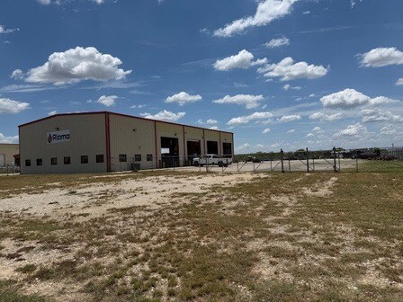 4792 CR 430, Pleasanton, TX à vendre - Photo du bâtiment - Image 3 de 13