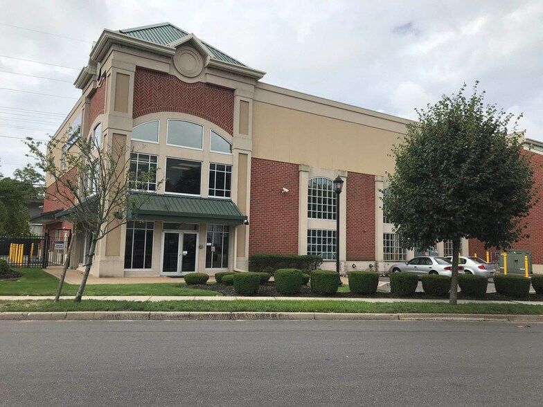 24 Sterling Pl, Amityville, NY à louer - Photo du bâtiment - Image 3 de 9