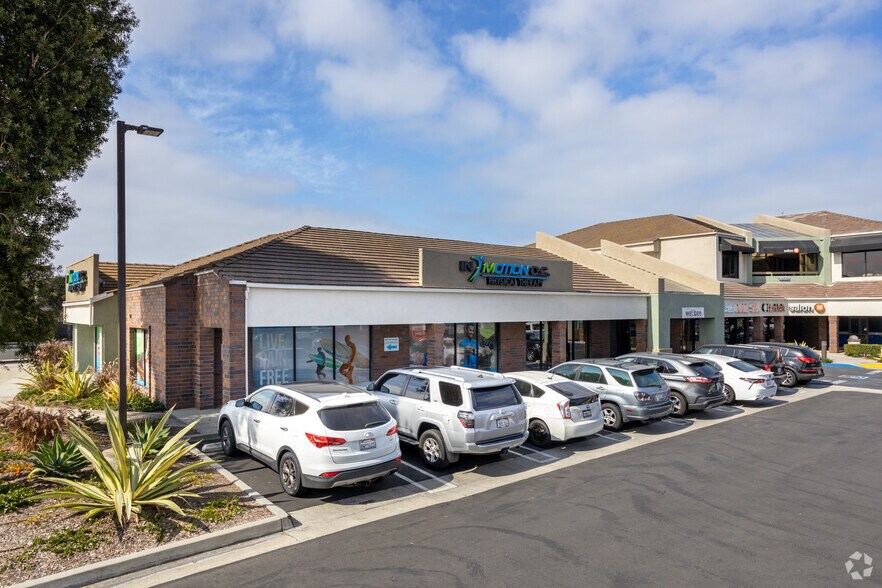 16561 Bolsa Chica St, Huntington Beach, CA à louer - Photo du bâtiment - Image 3 de 5