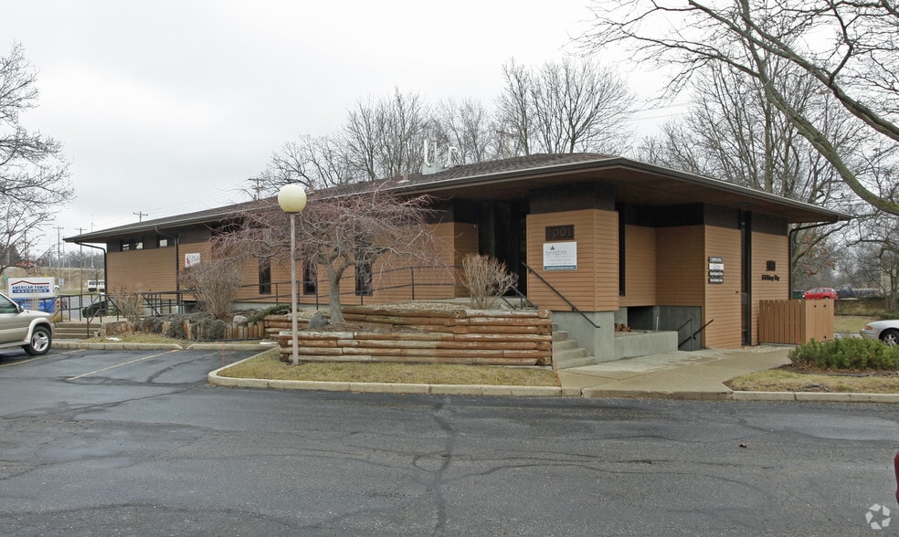 1001 S Whitney Way, Madison, WI for lease - Primary Photo - Image 1 of 2