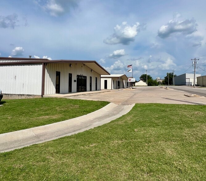 915 1st Ave NW, Ardmore, OK for lease - Building Photo - Image 2 of 21