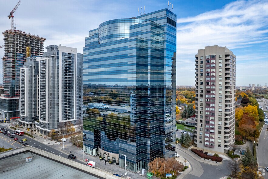 5775 Yonge St, Toronto, ON à louer - Photo du bâtiment - Image 2 de 4