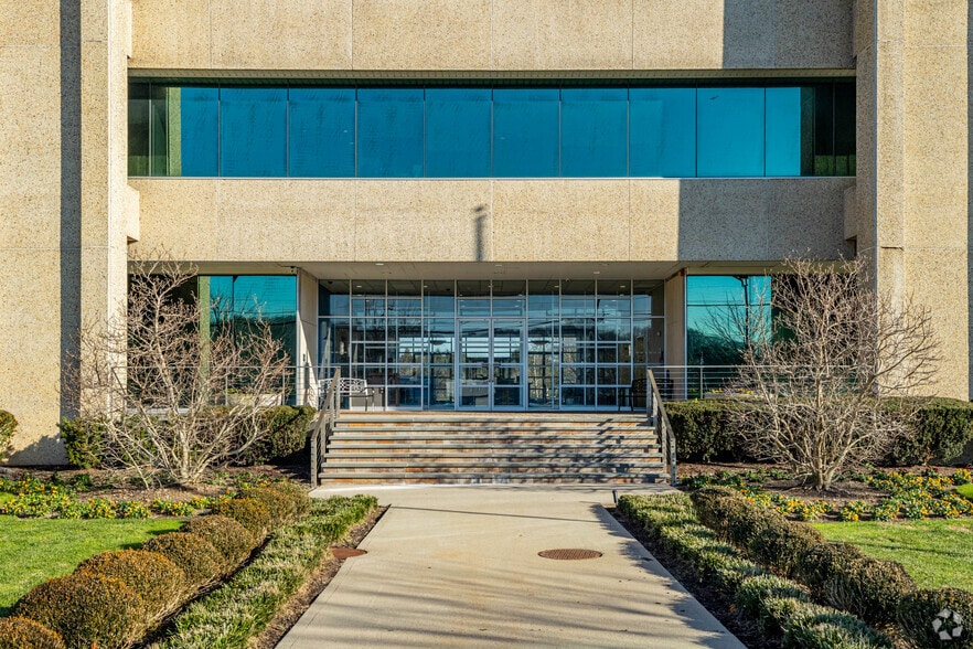 115 Broadhollow Rd, Melville, NY à louer - Photo du bâtiment - Image 2 de 11