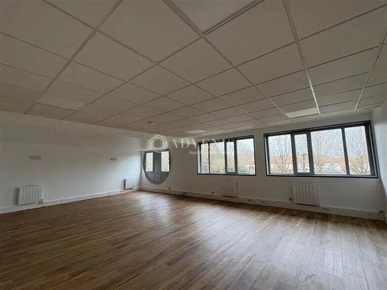 Office in Voisins-le-Bretonneux for lease - Interior Photo - Image 3 of 5