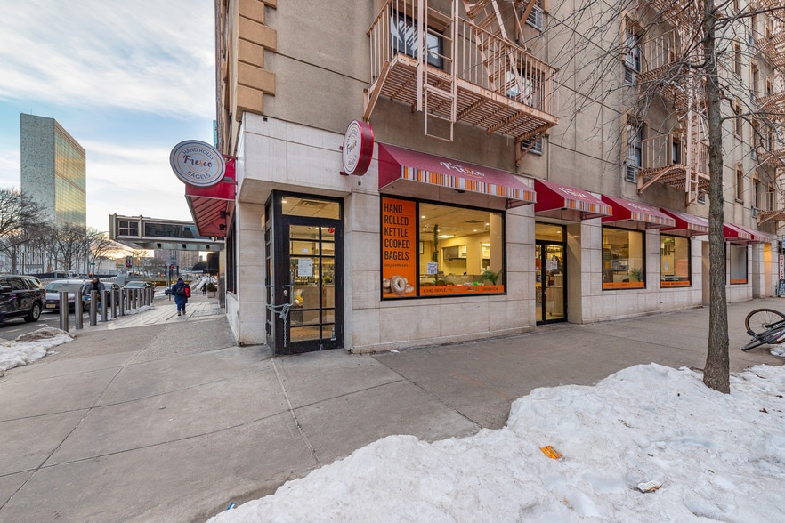 348 E 49th St, New York, NY for lease - Building Photo - Image 2 of 20