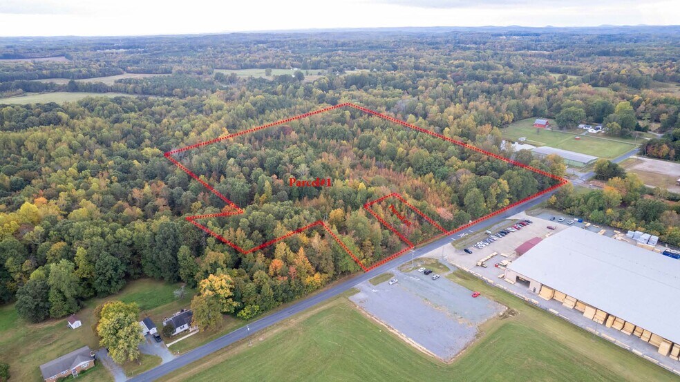 6988 Kinro Rd, Liberty, NC à vendre - Photo du bâtiment - Image 2 de 9