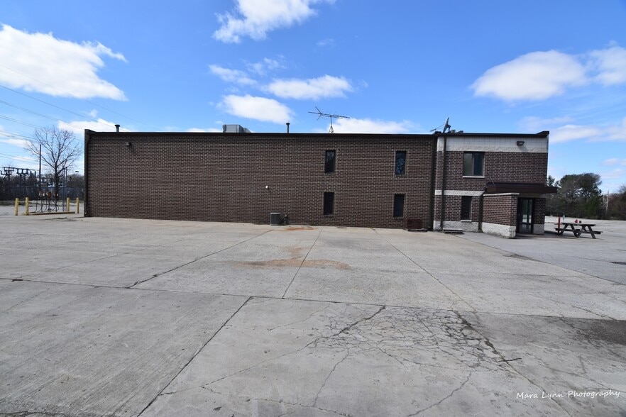 1041 Trine Ct, St Charles, IL for lease - Building Photo - Image 2 of 8